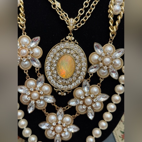 Elegant Gold and Pearl Floral Necklace Set - Picture 3 of 13